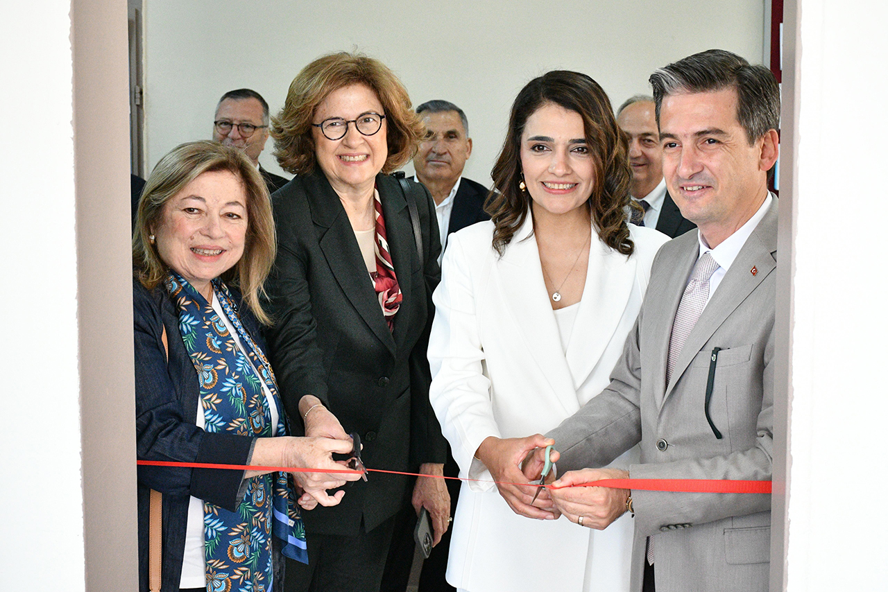 Feyhan Yaşar, İdil Yiğitbaşı, Arzu Güleryüz Maraşlı, Kaymakam Mehmet Maraşlı kütüphanenin açılışını yaptı.