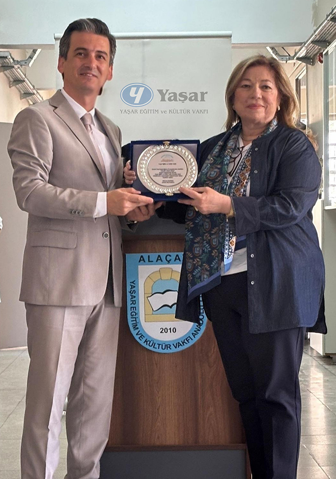 Çeşme Kaymakamı Mehmet Maraşlı, Feyhan Yaşar'a teşekkür plaketi takdim etti.