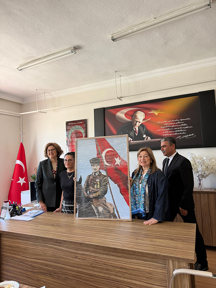 Feyhan Yaşar ve İdil Yiğitbaşı'na Atatürk portresi hediye edildi.